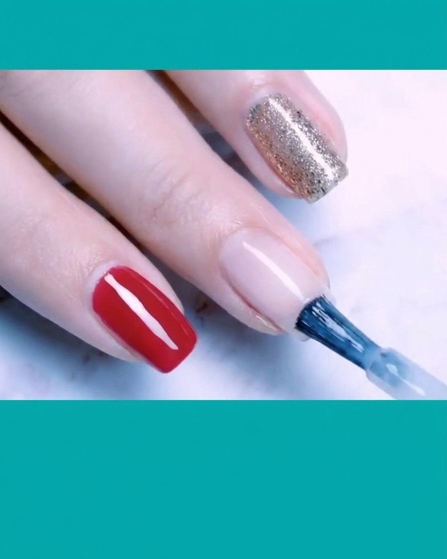 Un pinceau appliquant une deuxième couche de vernis base blanc laiteux sur la surface de longle.
