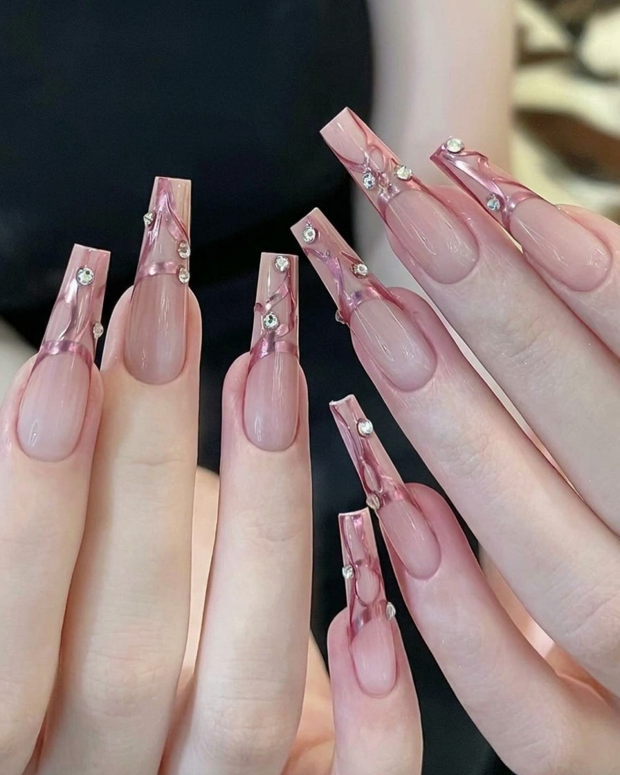 Une éponge à maquillage jaune avec du vernis semi-permanent rose tapotée sur le bout dun ongle transparent.