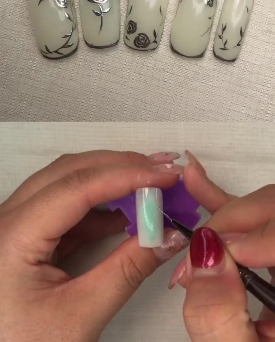 Un pinceau appliquant une couche de vernis gel blanc laiteux transparent sur un ongle.