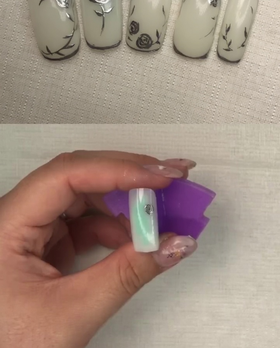 Un ongle avec un design de fleur métallique plus défini présentant plusieurs couches de pétales.