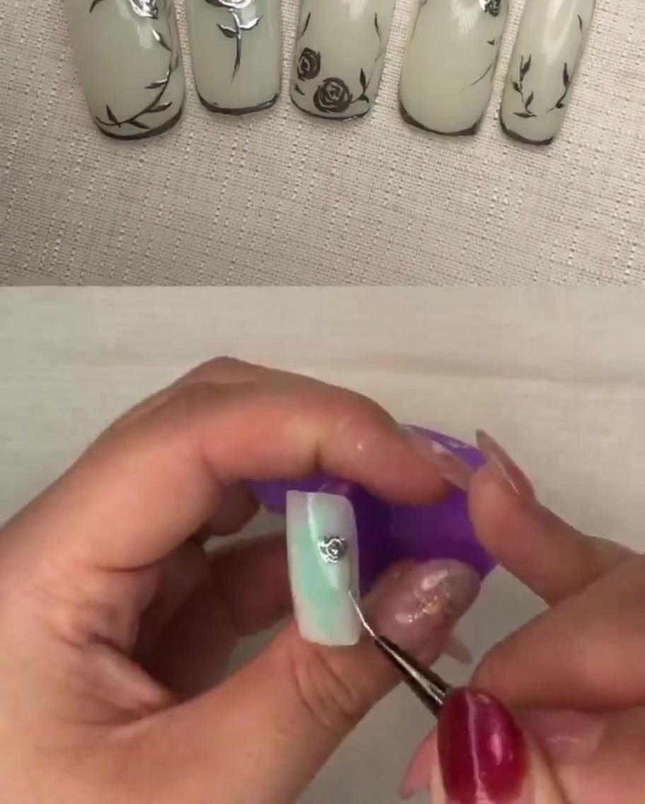 Gros plan dun pinceau appliquant une pression sur des pétales en gel métallique pour créer de la texture et de la profondeur.