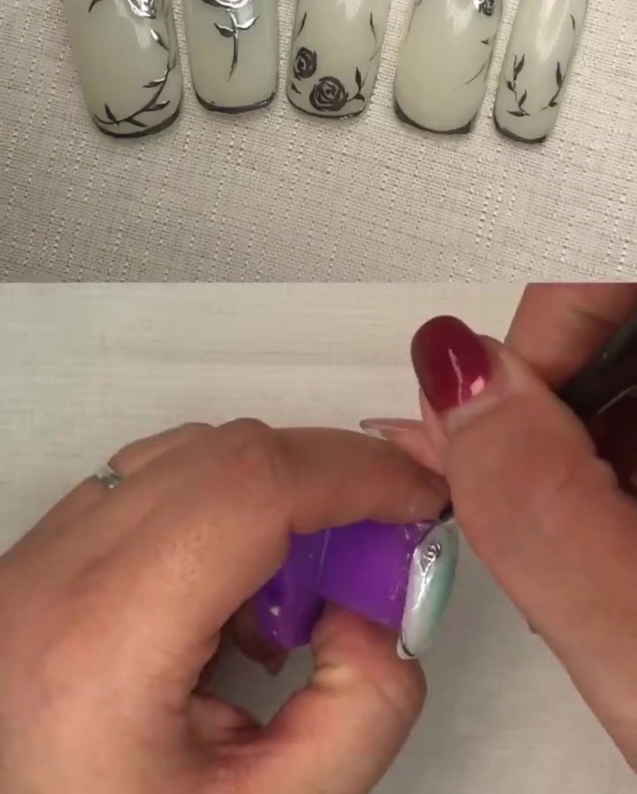 Une main à lintérieur dune lampe UV/LED pendant le processus de catalysation pour le design dongle final.