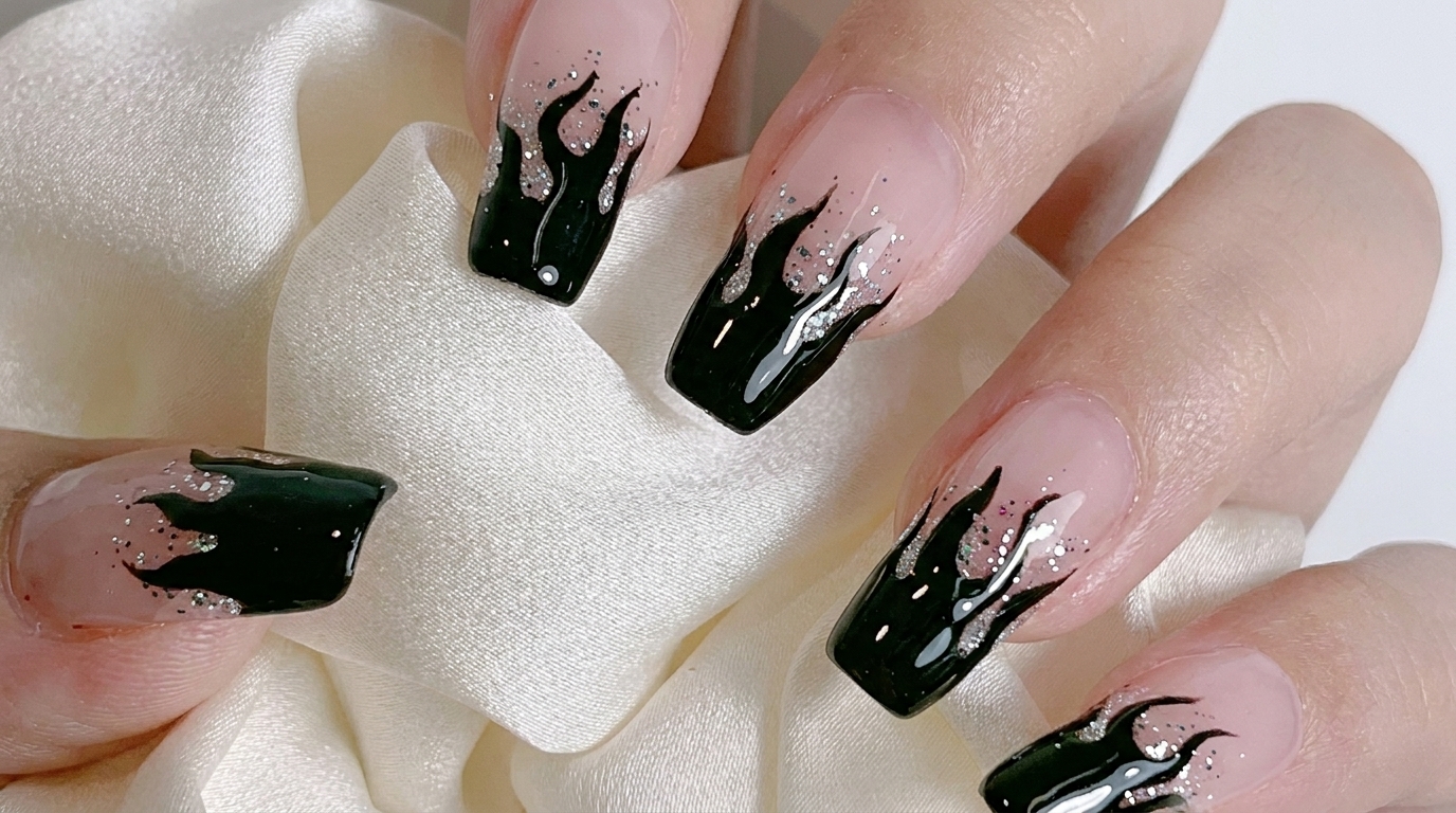 Nail art flammes noires : tutoriel dégradé pailleté argenté