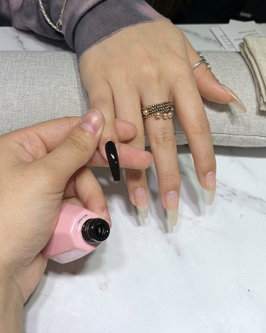 Une main à lintérieur dune lampe UV, avec les ongles exposés à la lumière.