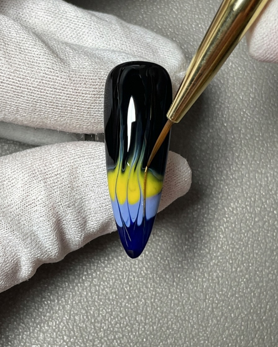 Une main placée sous une lampe à ongles UV/LED professionnelle, montrant la base noire en cours de catalysation.