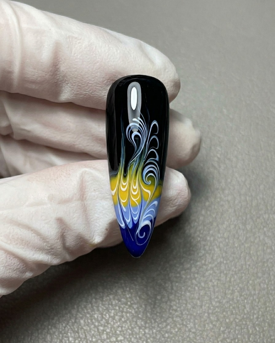 Une vue en gros plan du design de nail art flammes terminé sur une base noire avec des détails blancs complexes.