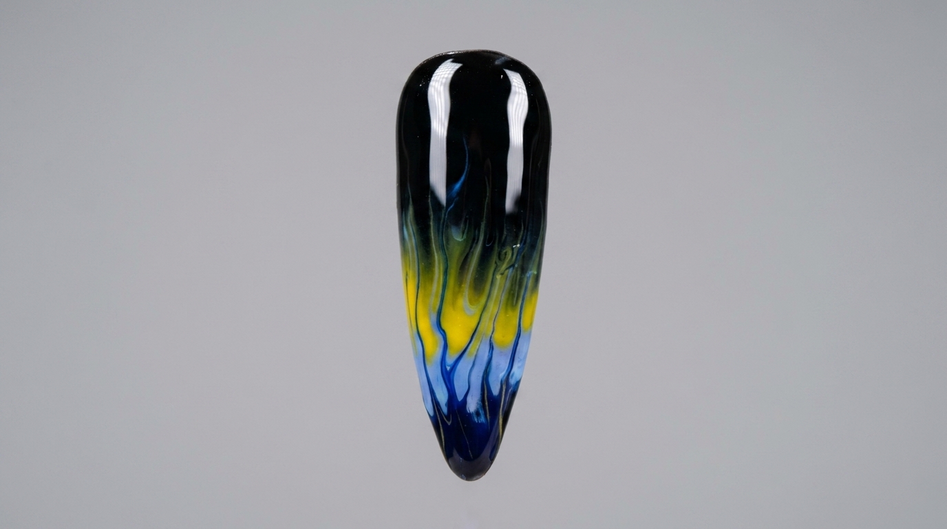 Gros plan sur un ongle en amande orné de flammes vibrantes bleues et jaunes sur une base noire brillante.