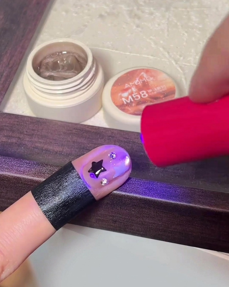 Une main catalysant le design final à lintérieur dune lampe LED portable.