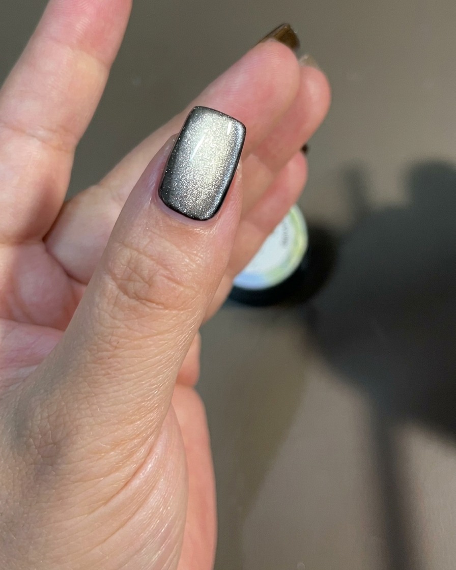 Un aimant déplacé sur la surface de longle pour diriger les particules magnétiques scintillantes.
