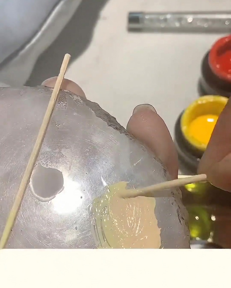 Un mélange de gel couleur pêche parfaitement lisse et homogène sur une palette en verre.