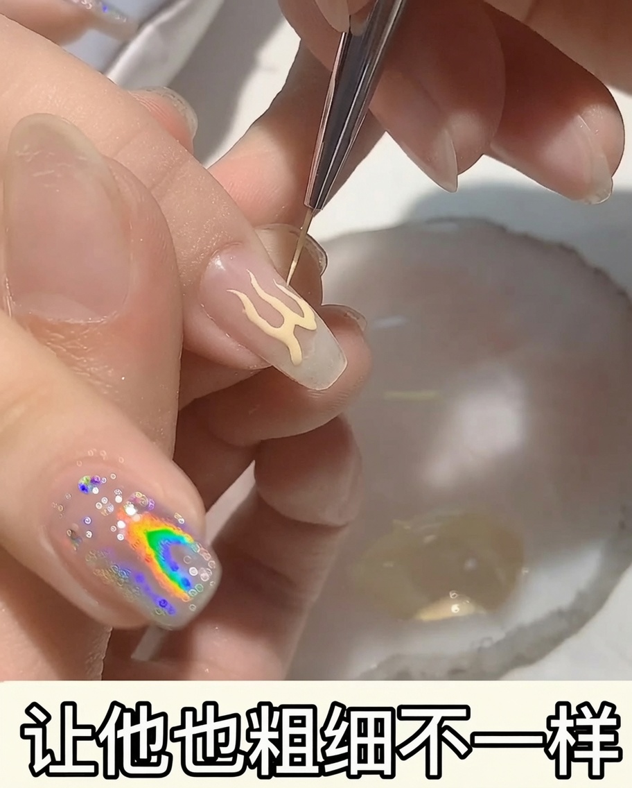 Gros plan dun motif de flamme sur un ongle, épaissi avec du vernis gel couleur pêche.