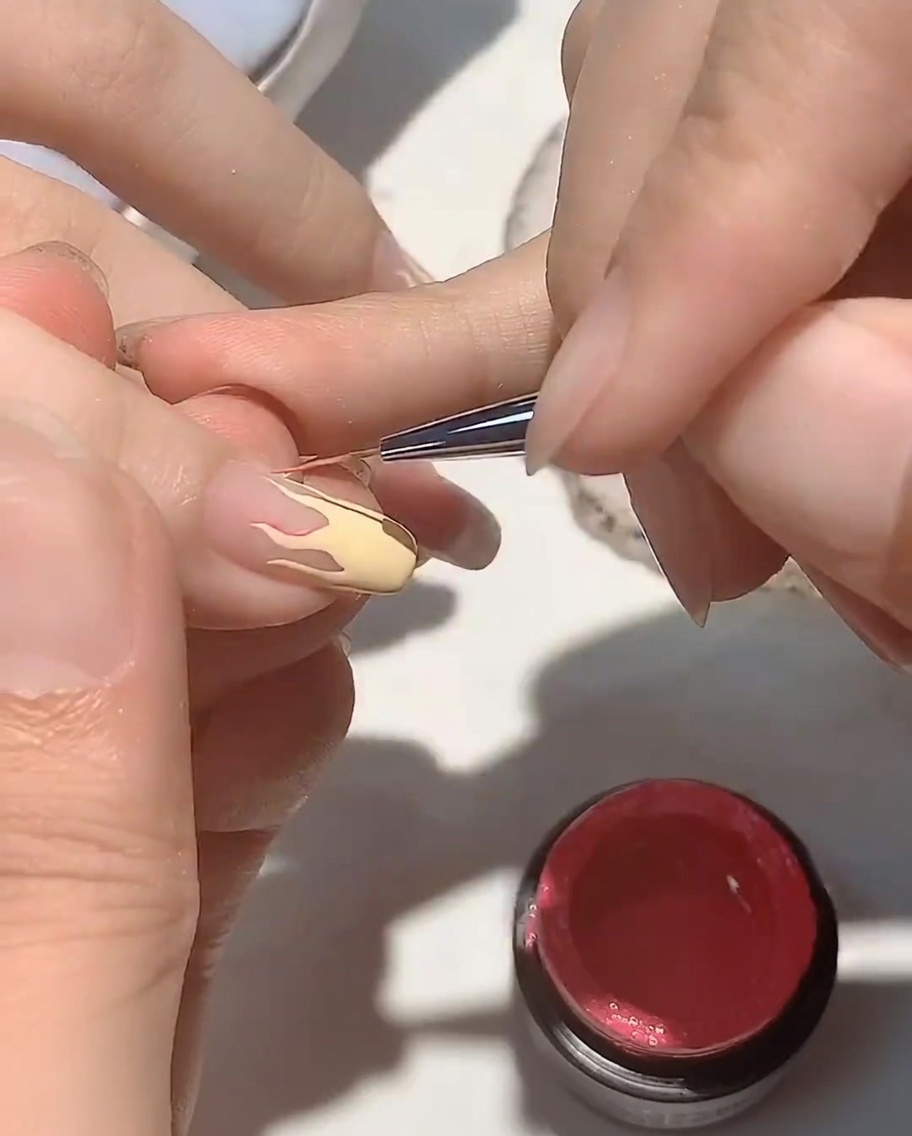 Gros plan dune main posée à lintérieur dune lampe UV, focalisé sur les ongles en cours de catalysation.