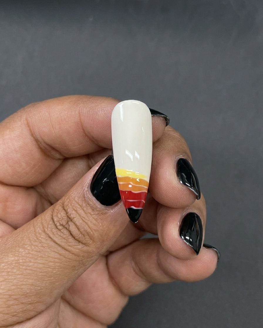 Un pinceau liner fin appliquant une fine bande jaune de vernis gel sur le dessus des bandes rouge et orange.