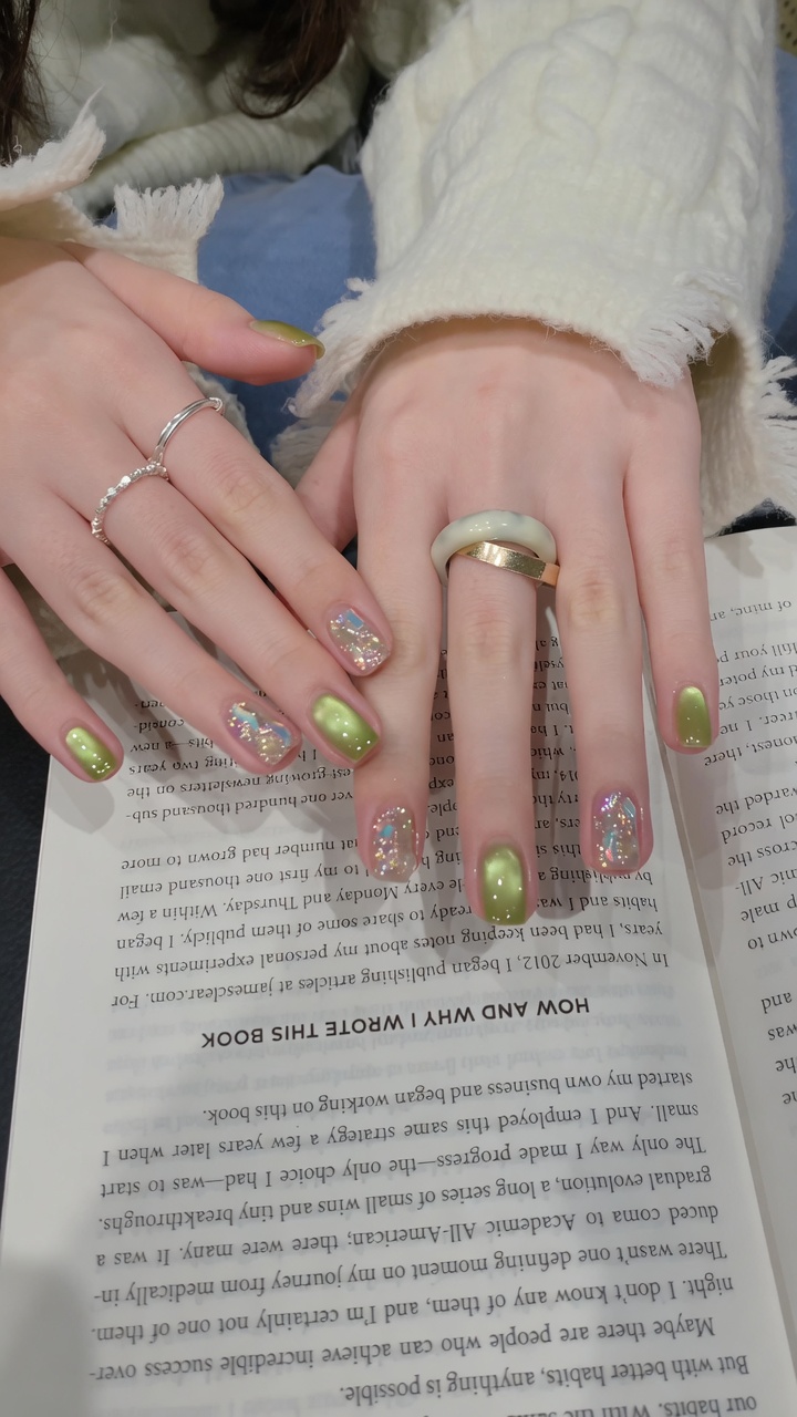 Ongles en Gel Œil de Chat Vert Éclatant avec Accent Pailleté — Tutoriel Étape par Étape