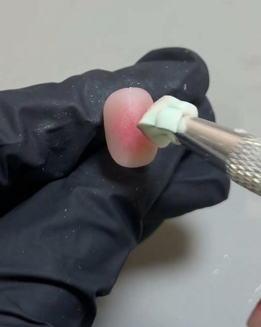 Gros plan de léponge perfectionnant les bords du design dongles ombré blush.