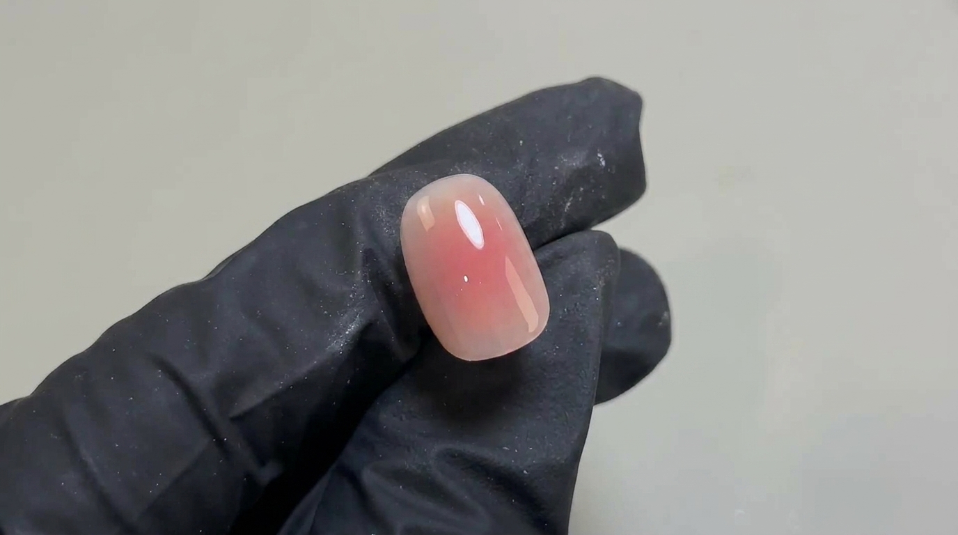 Une manucure blush délicate et naturelle avec un dégradé rose doux sur un ongle court et arrondi au fini ultra brillant.