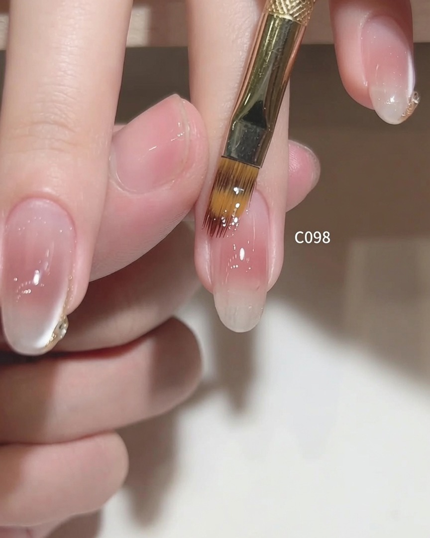 Brossage délicat de la surface de longle pour finaliser lapplication du gel.