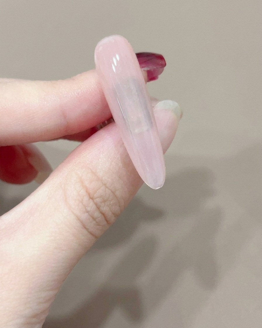 Un seul ongle en train dêtre catalysé sous une petite lampe UV portable.