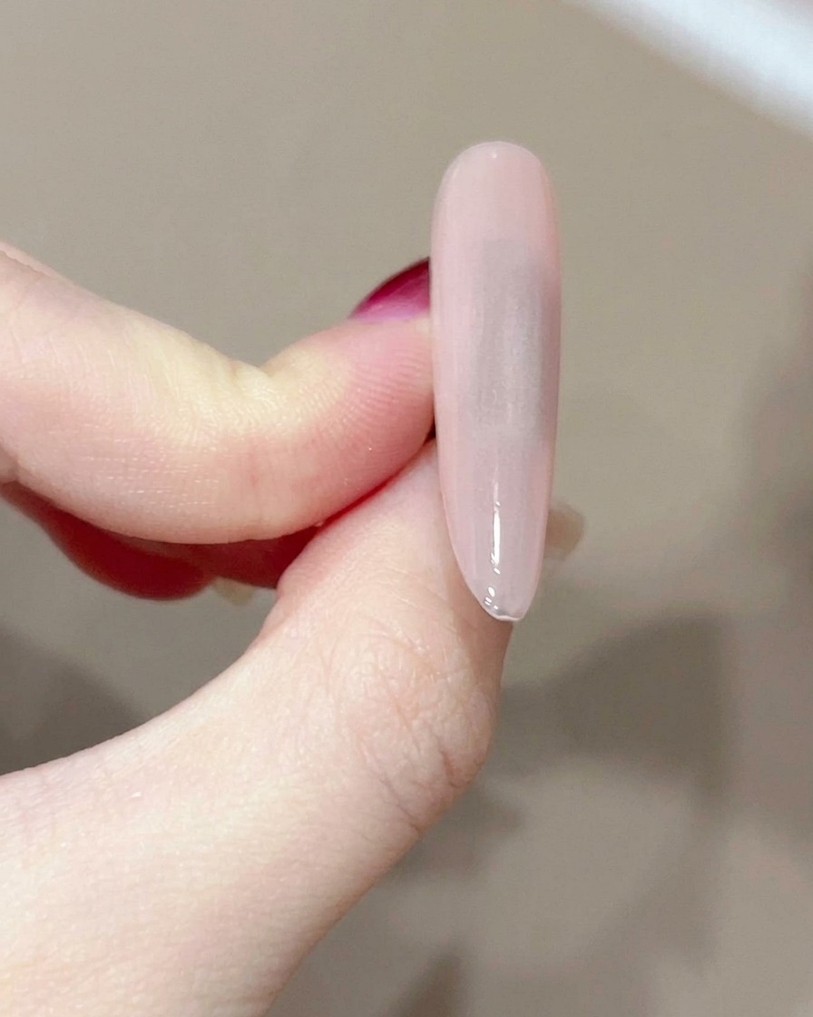 Une lingette non pelucheuse nettoyant la surface dun ongle en gel catalysé.