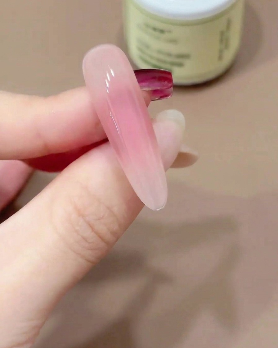Un bout dongle tenu à lenvers pour permettre au top coat en gel de sautolisser.