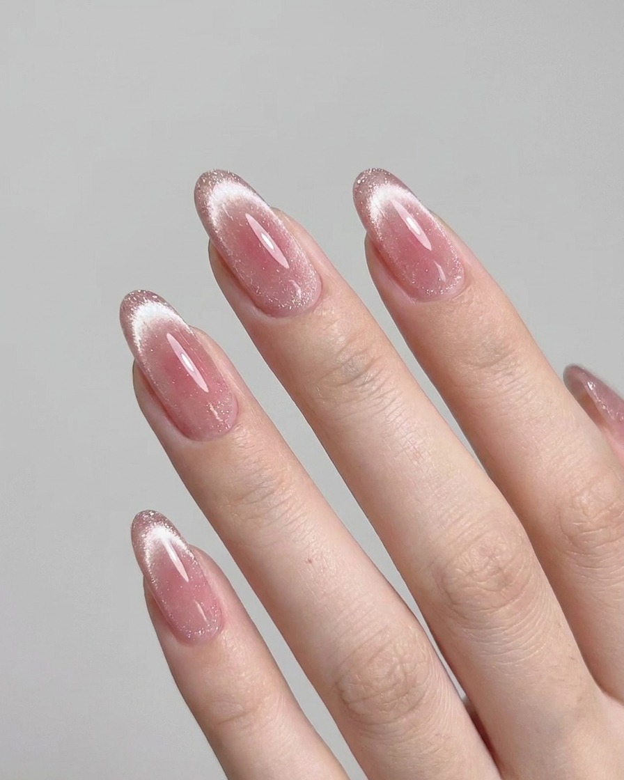 Une main sous une lampe UV pour ongles, les détails étant clairement visibles lors du séchage.