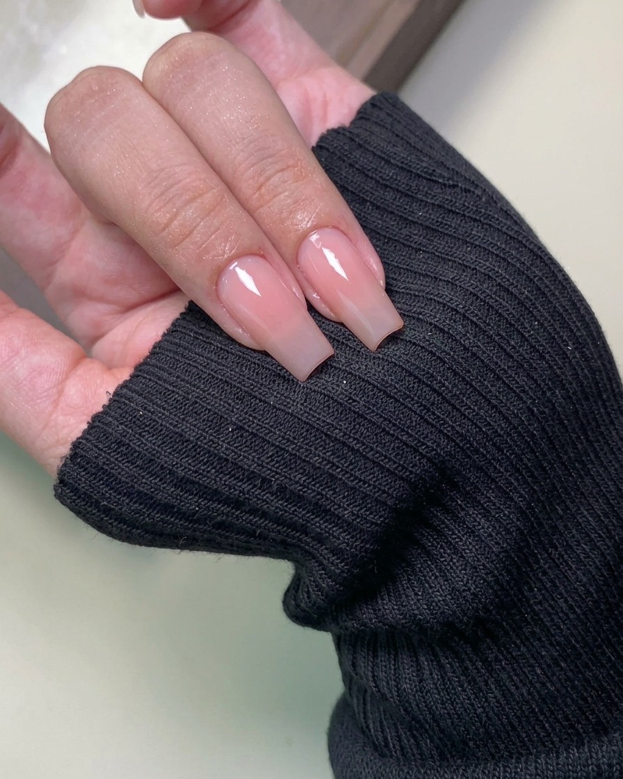 Lingette non pelucheuse nettoyant la surface de longle.