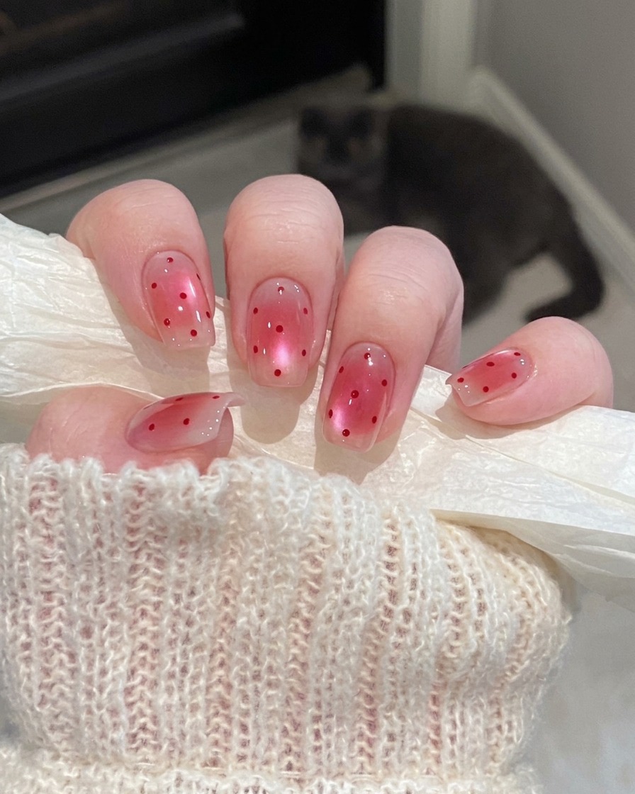 Gros plan dun pinceau fin appliquant du gel correcteur sur la ligne de sourire dun ongle.