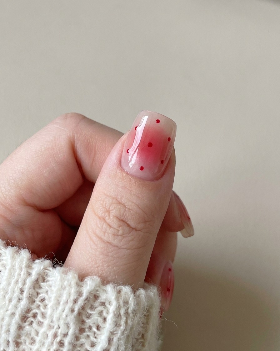 Gros plan dun aimant planant au-dessus dun ongle recouvert de gel pour créer un effet scintillant œil de chat en diagonale.