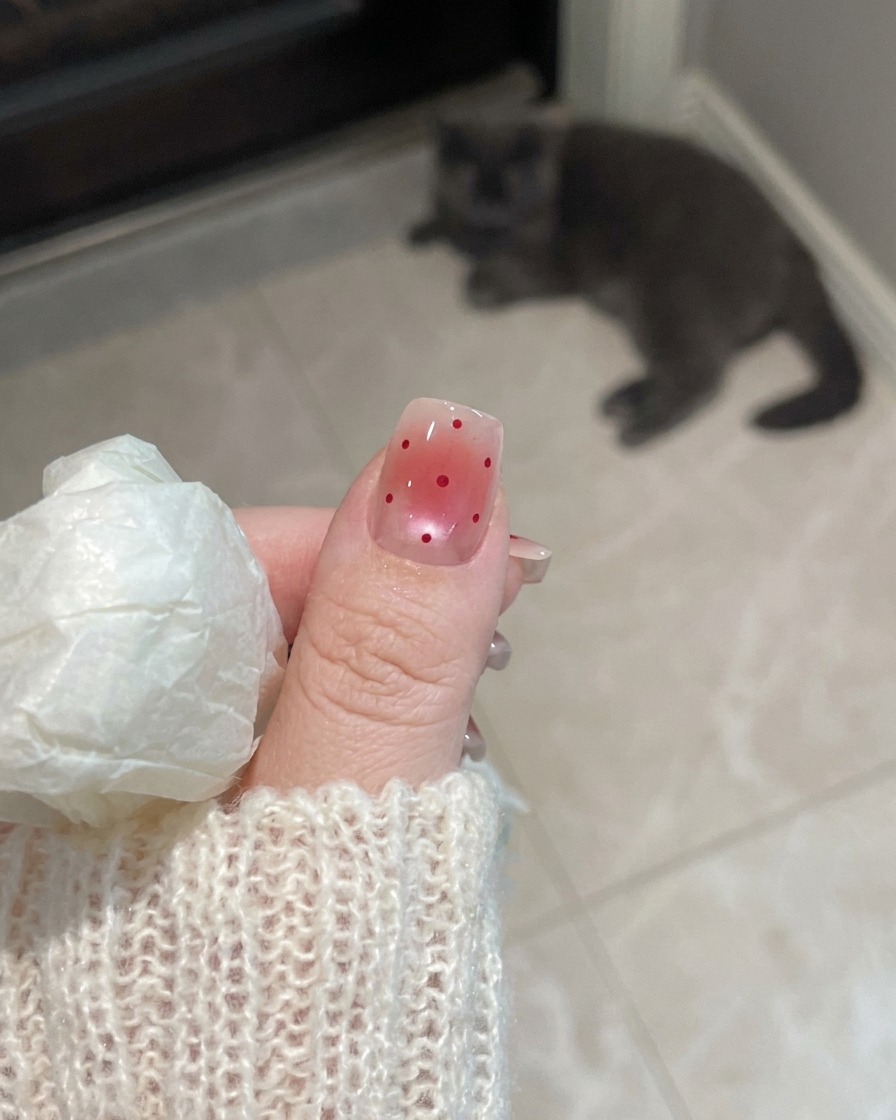 Gros plan dune main avec des ongles finis mats reposant sous la lumière UV dune lampe pour ongles.