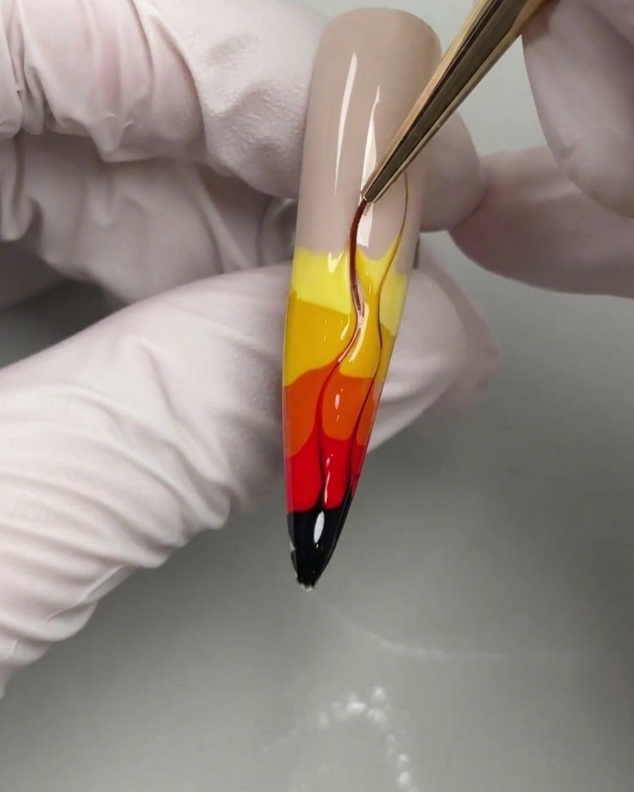 Un pinceau liner affinant les formes des flammes en pointes fines.