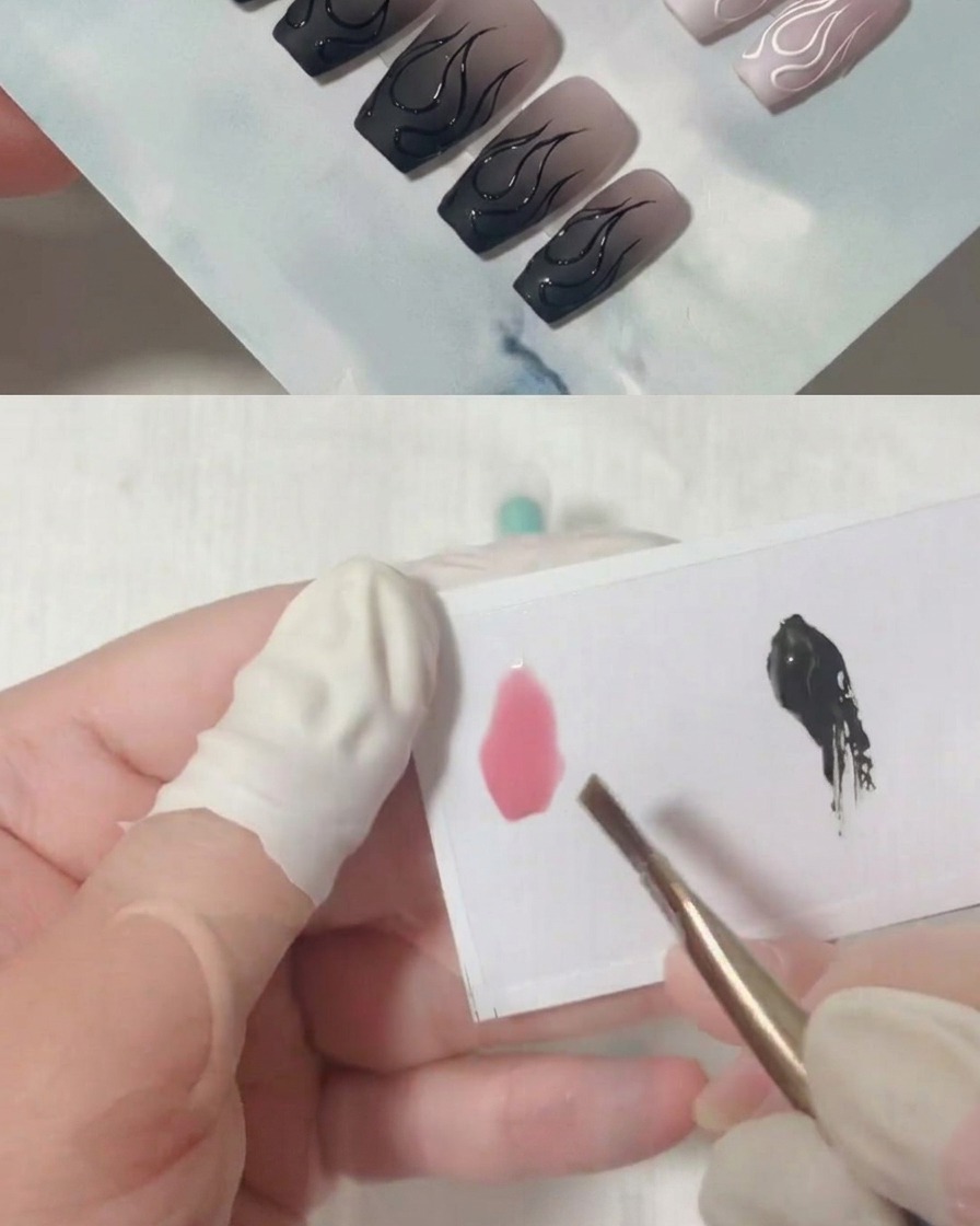 Un pinceau appliquant un top coat mat transparent sur un ongle coloré en dégradé.