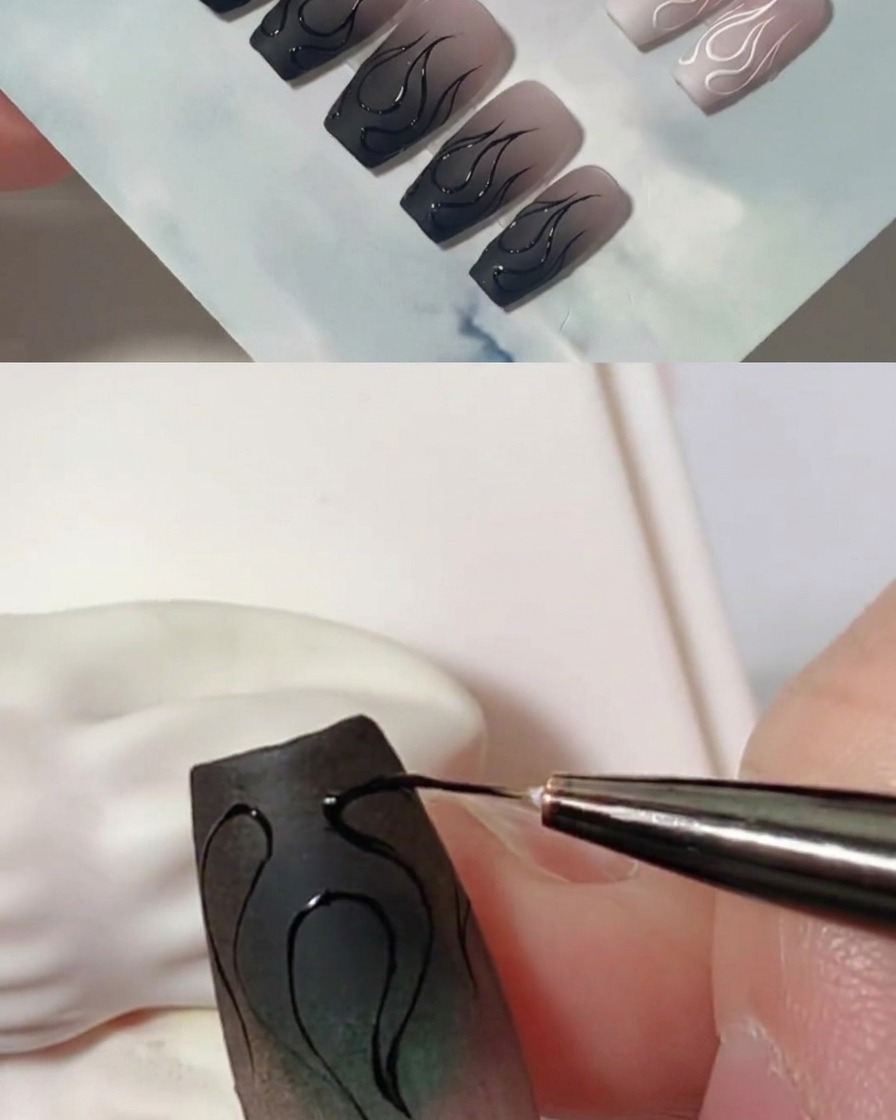 Gros plan montrant un pinceau liner ajoutant des couches de gel noir pour épaissir les contours de la flamme sur un ongle mat.