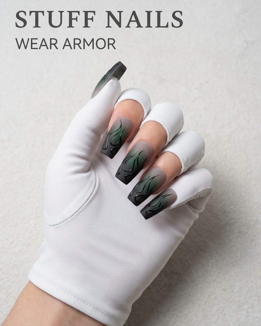 Vue détaillée dun pinceau liner appliquant du gel supplémentaire sur le bord extérieur dun motif de flamme sur un ongle mat.