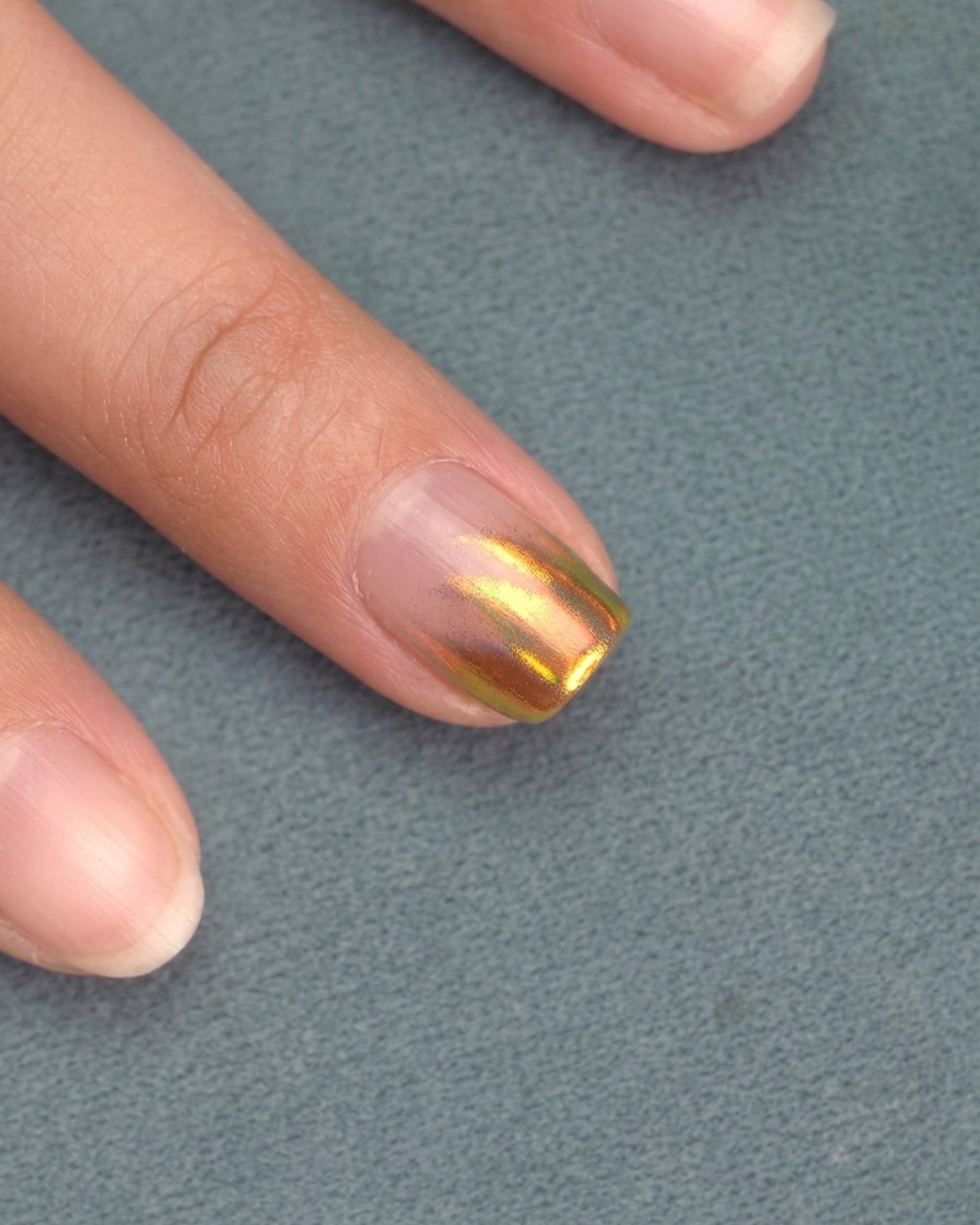 Main placée dans une lampe UV/LED, les ongles en train de catalyser.