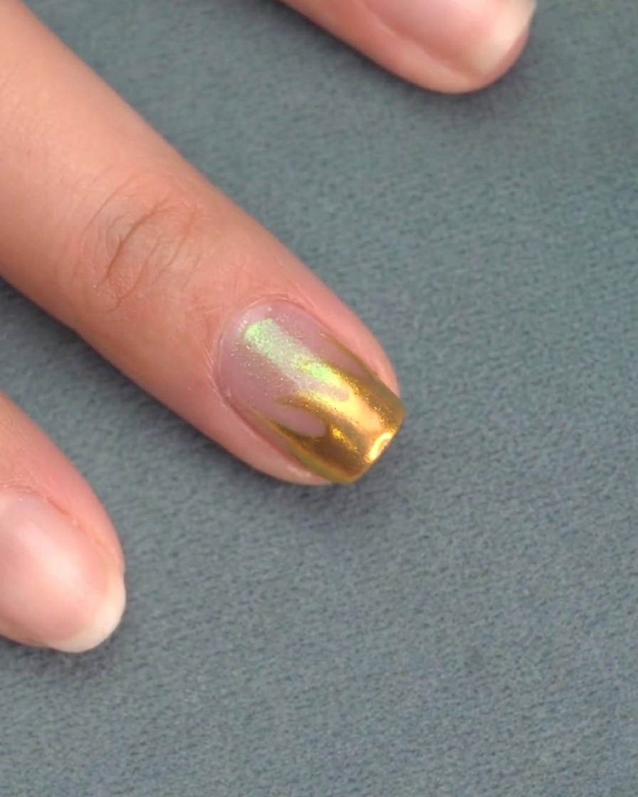 Application dun top coat mat transparent sur les ongles roses.