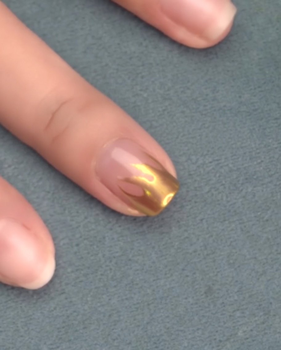 Ongles sous la lampe de catalysation pendant le cycle du top coat mat.