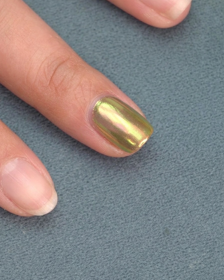 Ongles au repos sous une lampe LED pendant le processus de catalyse.