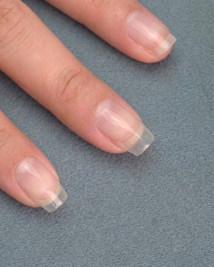 Gros plan dun outil polissant la poudre chrome pour révéler un fini métallique effet miroir.