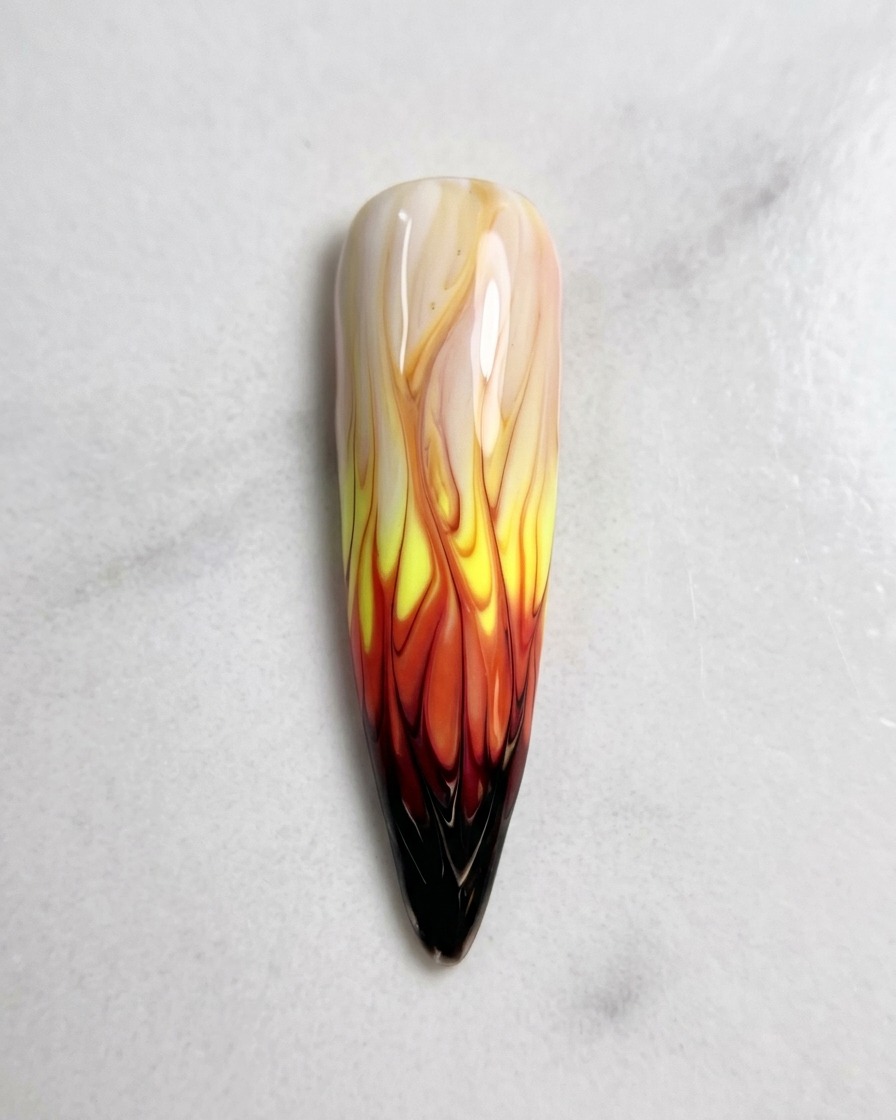 Vue de dessus du design de nail art flamme terminé, parfaitement fondu et prêt pour la catalyse.