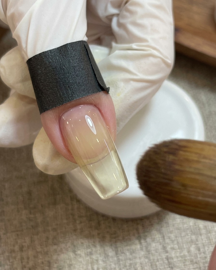 Un aimant est placé au-dessus du design de cœur rose pour créer un effet scintillant.