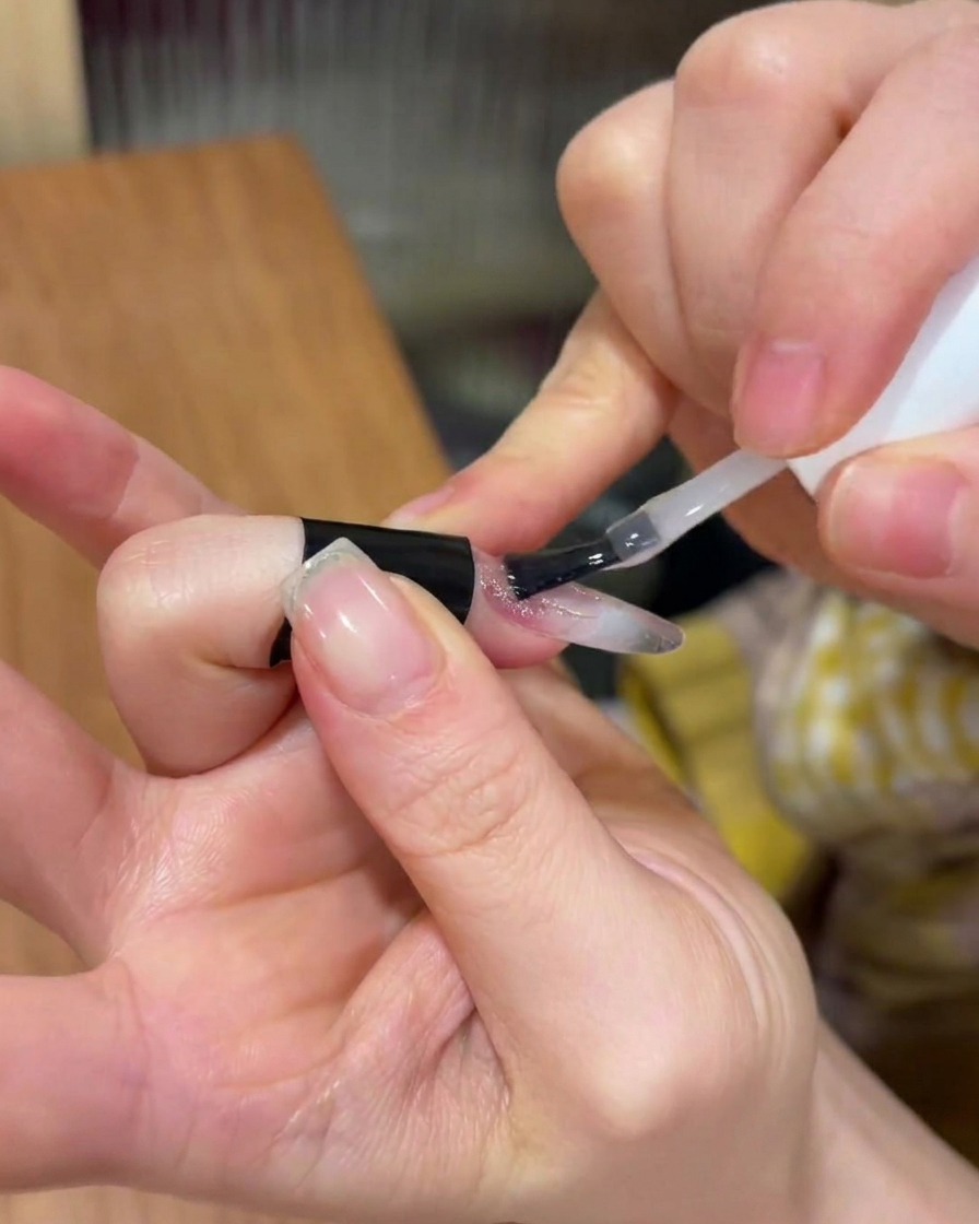 Application dune couche transparente de gel de construction sur le design dongle existant.