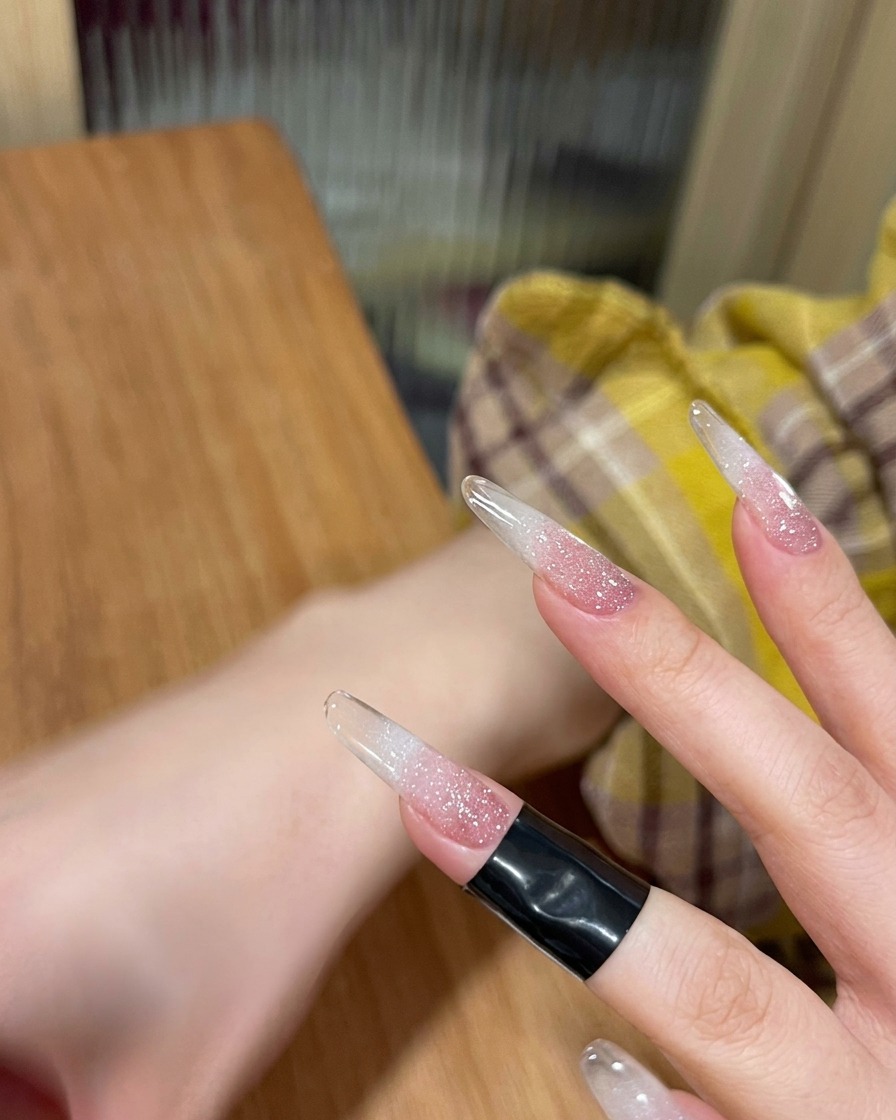 Un ongle en train de catalyser sous la lumière dune lampe UV/LED.