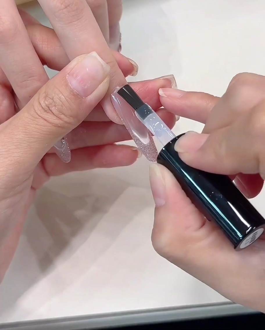 Application dun top coat transparent sur le design French pailleté terminé.