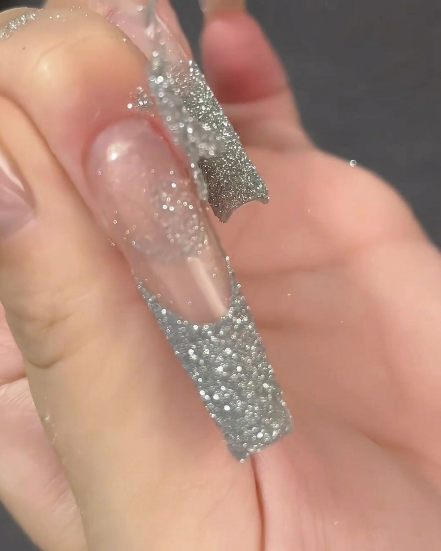 Gros plan sur une lingette non pelucheuse nettoyant la surface dune extension dongle longue, transparente et préparée.