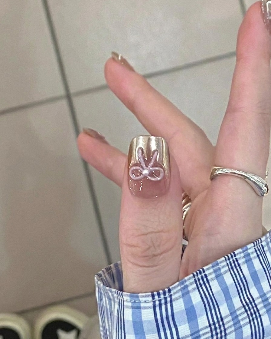 Vue en gros plan dun pinceau appliquant une base gel nude transparente sur un ongle naturel propre.