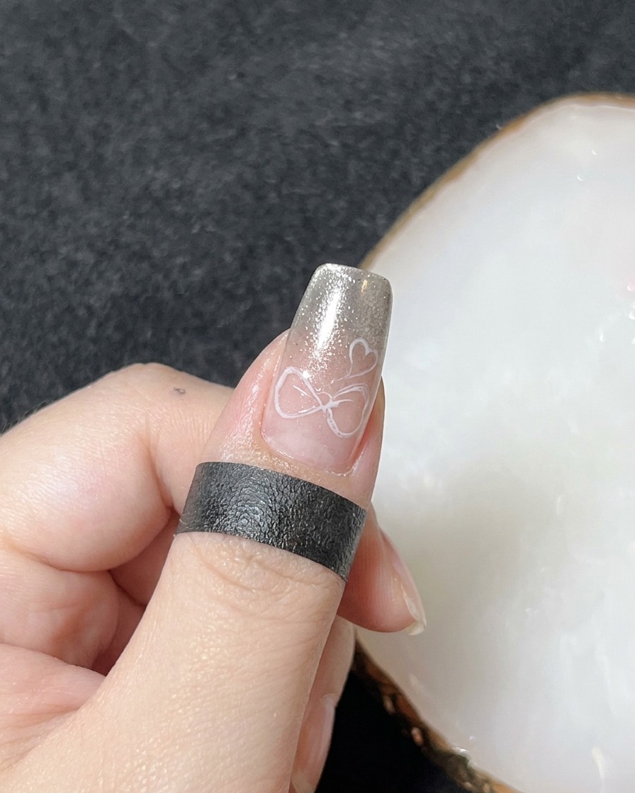Une main placée à lintérieur dune lampe à ongles UV professionnelle pour le processus de polymérisation de lart en gel 3D.
