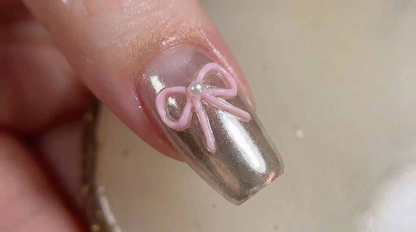 Ongles Gel Effet Chrome avec Nœud 3D — Tutoriel Nail Art Métallique Tendance