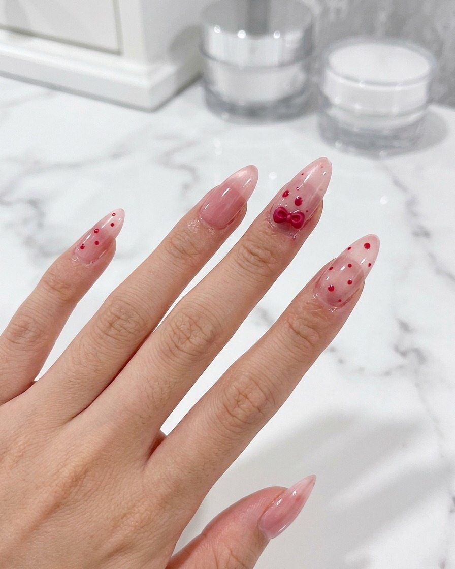 Un pinceau appliquant une dernière couche de top coat transparent et brillant sur lensemble de la manucure.