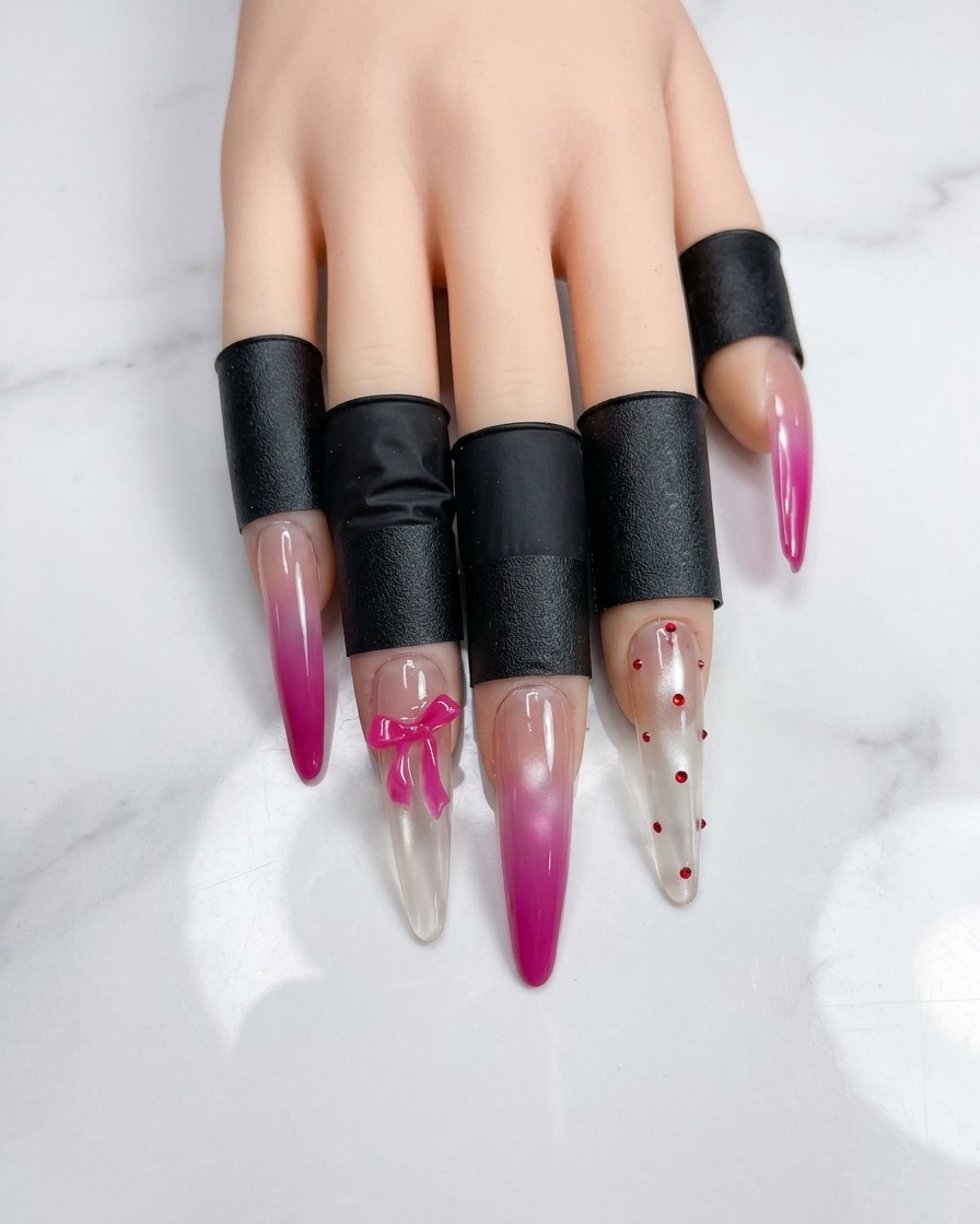 Un pinceau pour nail art appliquant un vernis gel gris métallique sur un seul ongle.