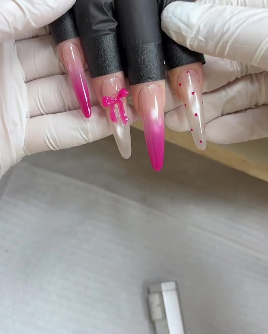 Un aimant placé au-dessus dun ongle recouvert de gel métallique humide pour attirer les pigments magnétiques.